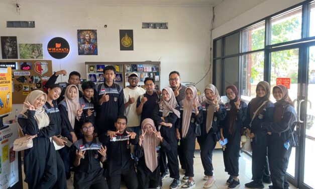 Siswa Jurusan DKV Kunjungi Industri Wiranata, Pelajari Proses Pembuatan Gantungan Kunci (Ganci)