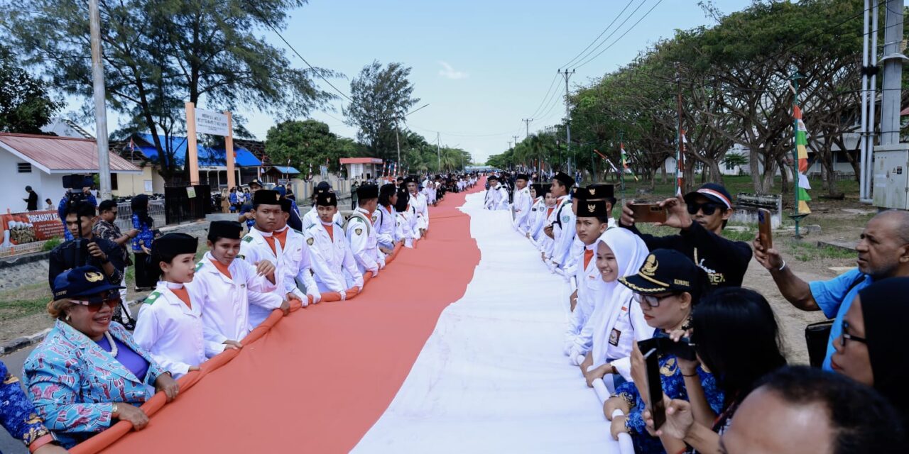 Pembentangan bendera Merah Putih sepanjang 81 meter di Jalan Kamizaun