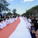 Pembentangan bendera Merah Putih sepanjang 81 meter di Jalan Kamizaun