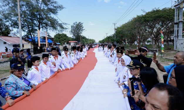Pembentangan bendera Merah Putih sepanjang 81 meter di Jalan Kamizaun